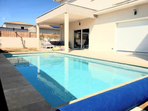 Chambre privée dans villa spacieuse avec piscine